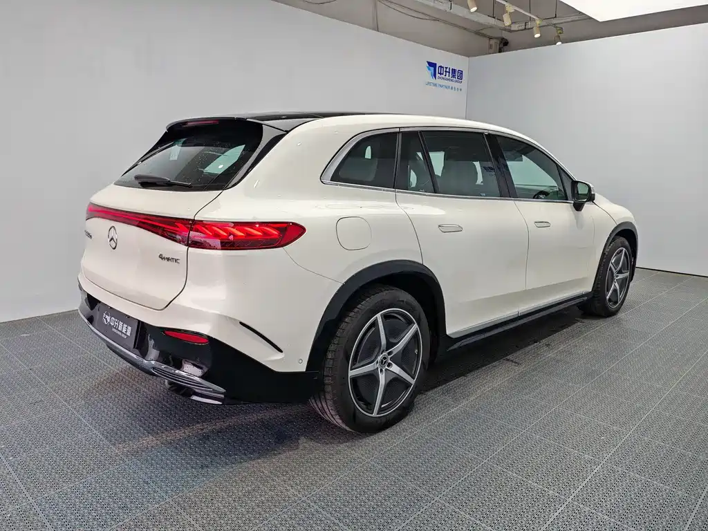 Mercedes-Benz EQS SUV — фото 6