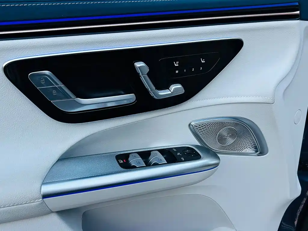 Mercedes-Benz EQE SUV — фото 11