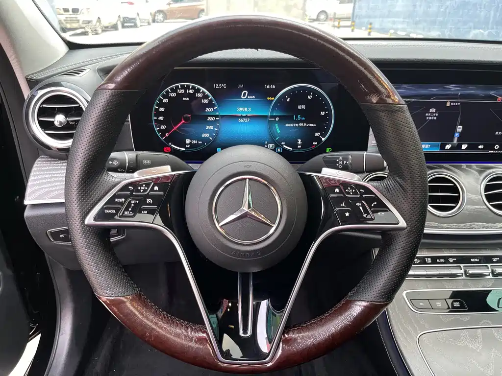 Mercedes-Benz E-Class — фото 15