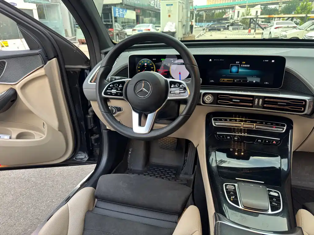 Mercedes-Benz EQC — фото 10
