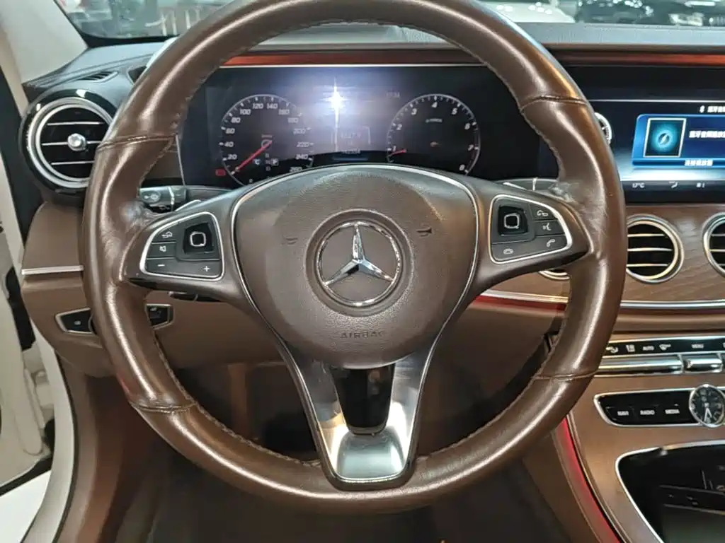 Mercedes-Benz E-Class — фото 11