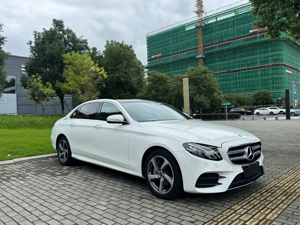 Mercedes-Benz E-Class — фото 2