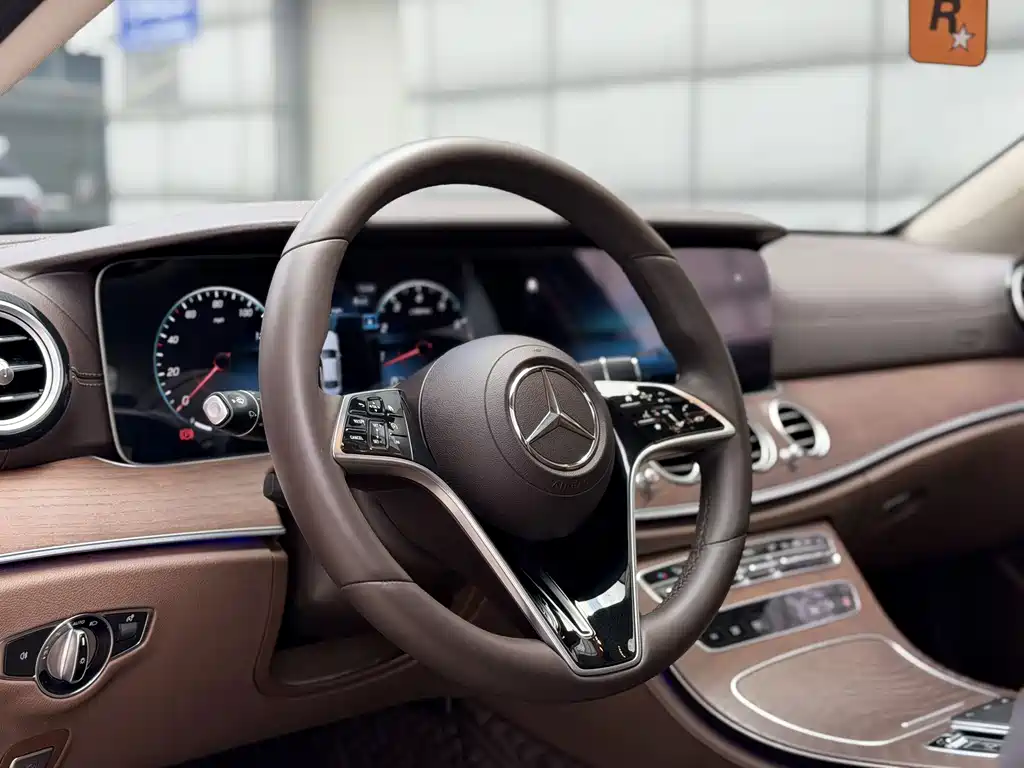 Mercedes-Benz E-Class — фото 14
