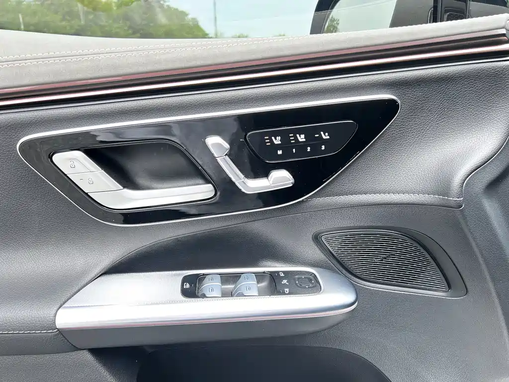 Mercedes-Benz EQE SUV — фото 9