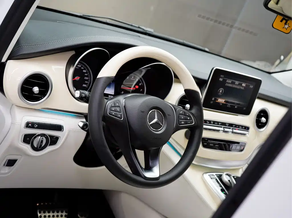 Mercedes-Benz V-Class — фото 10