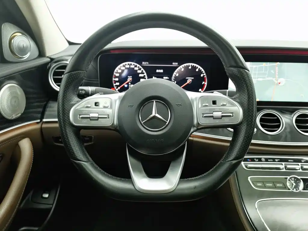 Mercedes-Benz E-Class — фото 11