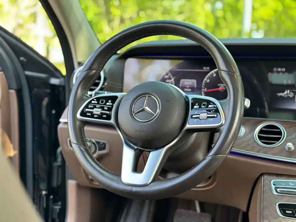 Mercedes-Benz E-Class — фото 15