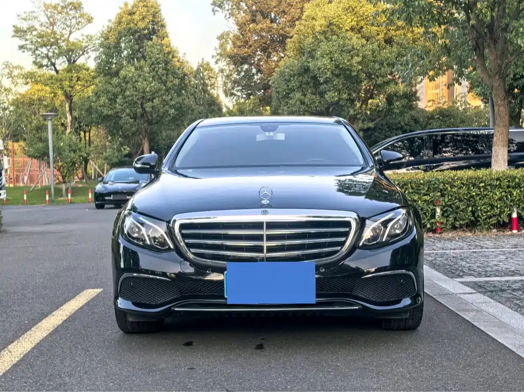 Mercedes-Benz E-Class — фото 2