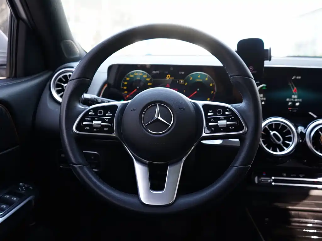 Mercedes-Benz GLB — фото 17
