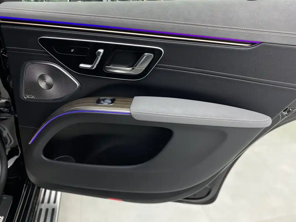 Mercedes-Benz EQS SUV — фото 26