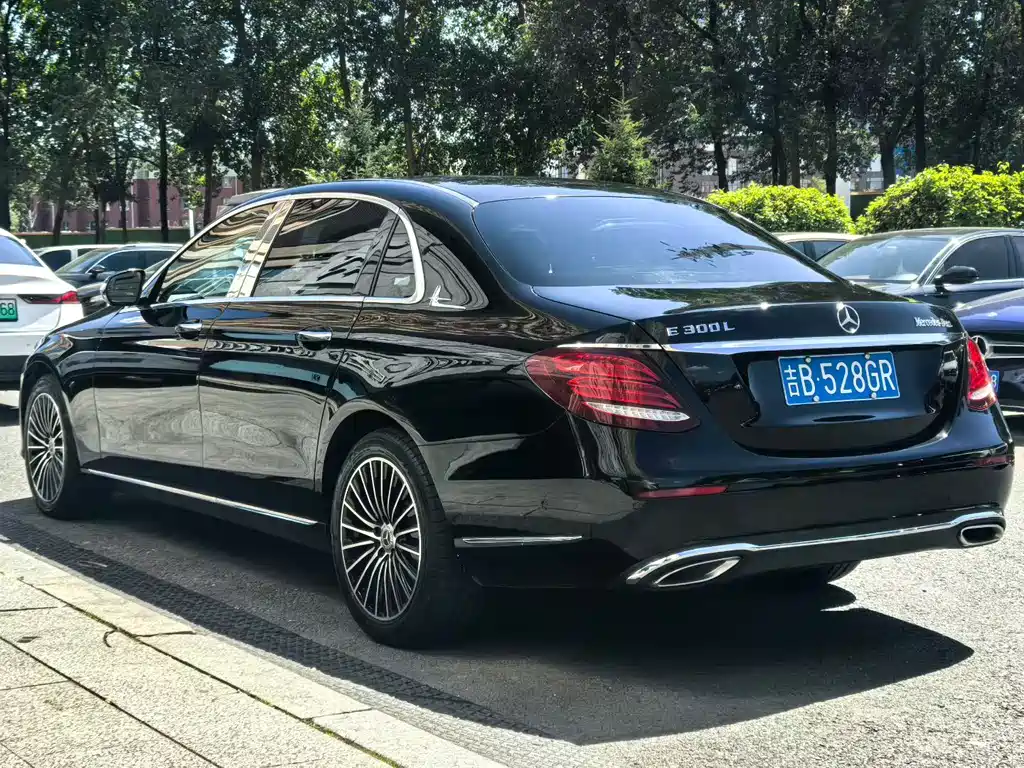 Mercedes-Benz E-Class — фото 8