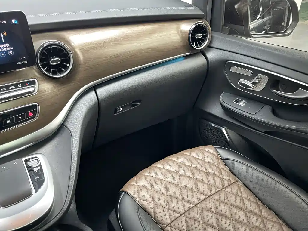 Mercedes-Benz V-Class — фото 14