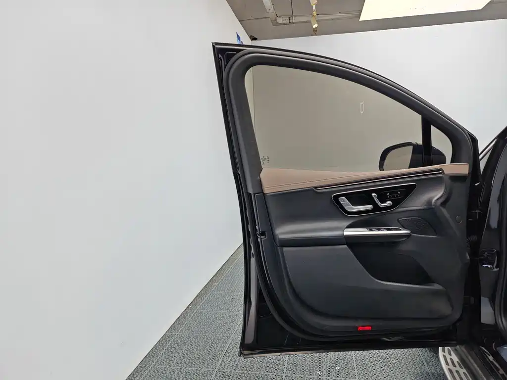Mercedes-Benz EQE SUV — фото 13