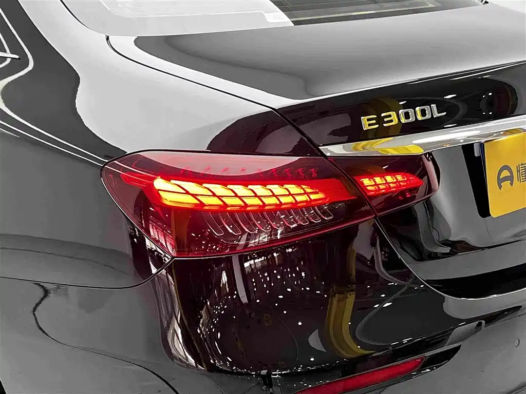 Mercedes-Benz E-Class — фото 11