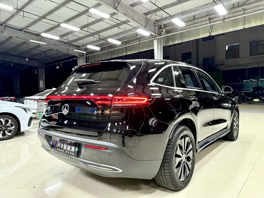 Mercedes-Benz EQC — фото 6