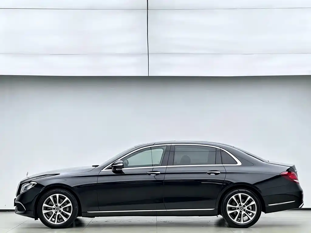 Mercedes-Benz E-Class — фото 14
