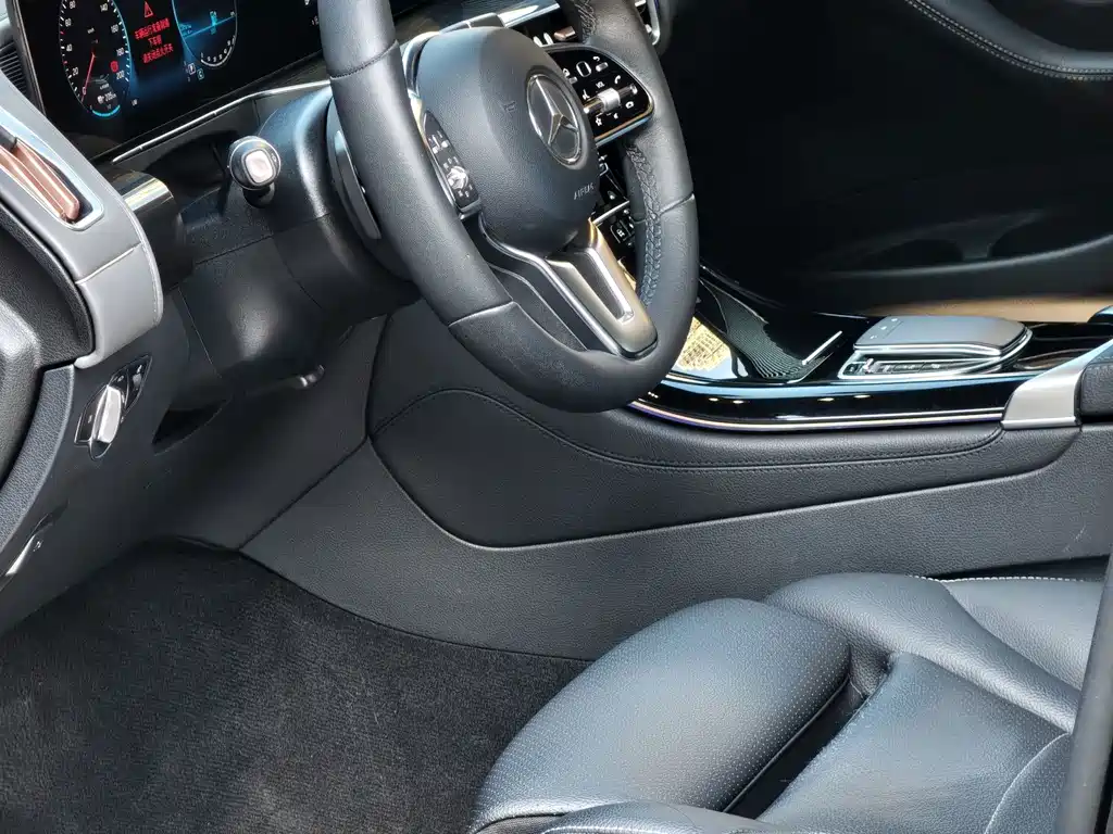 Mercedes-Benz EQC — фото 14