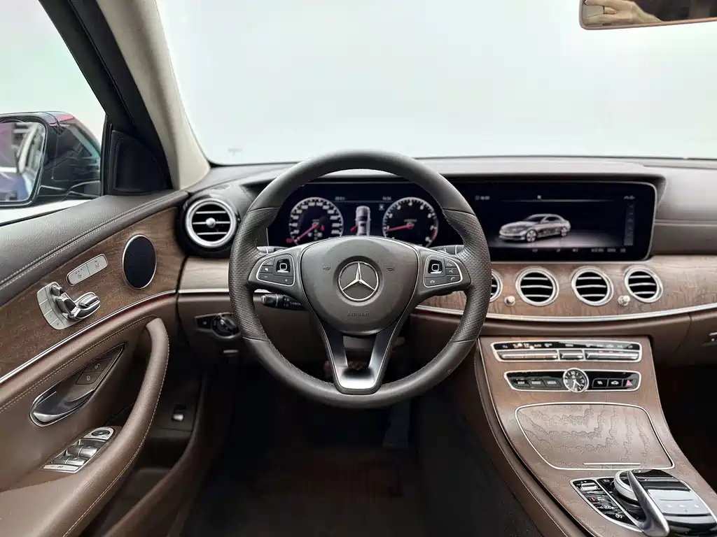Mercedes-Benz E-Class — фото 9