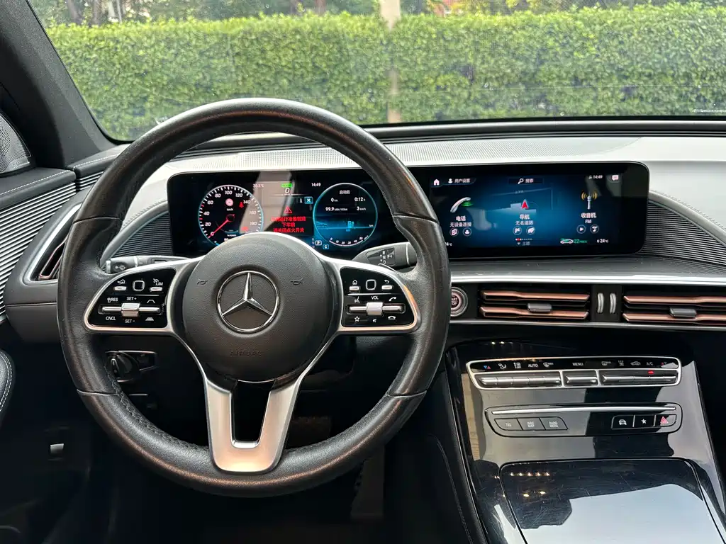 Mercedes-Benz EQC — фото 11