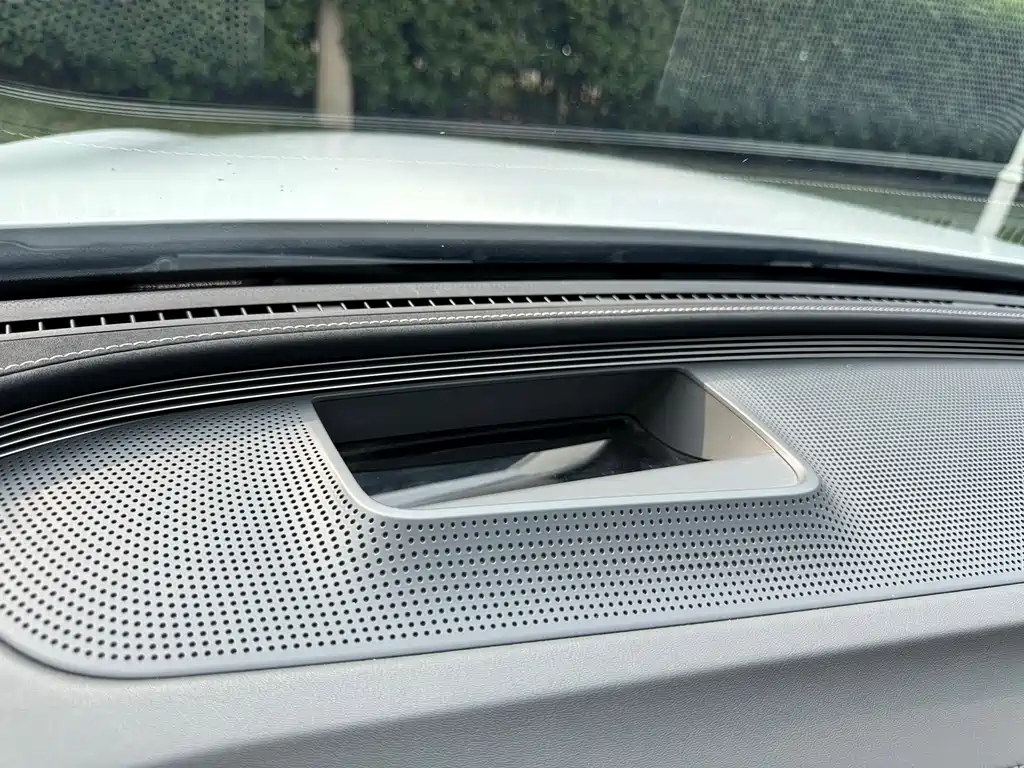 Mercedes-Benz EQC — фото 19