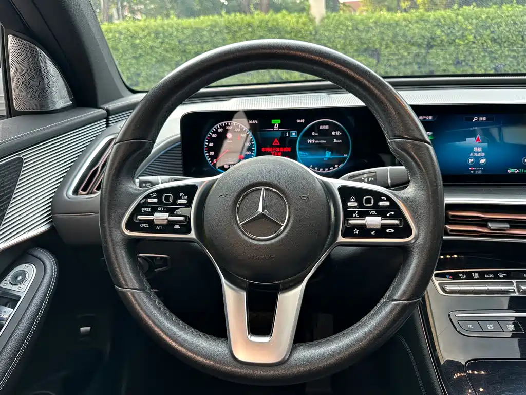 Mercedes-Benz EQC — фото 10