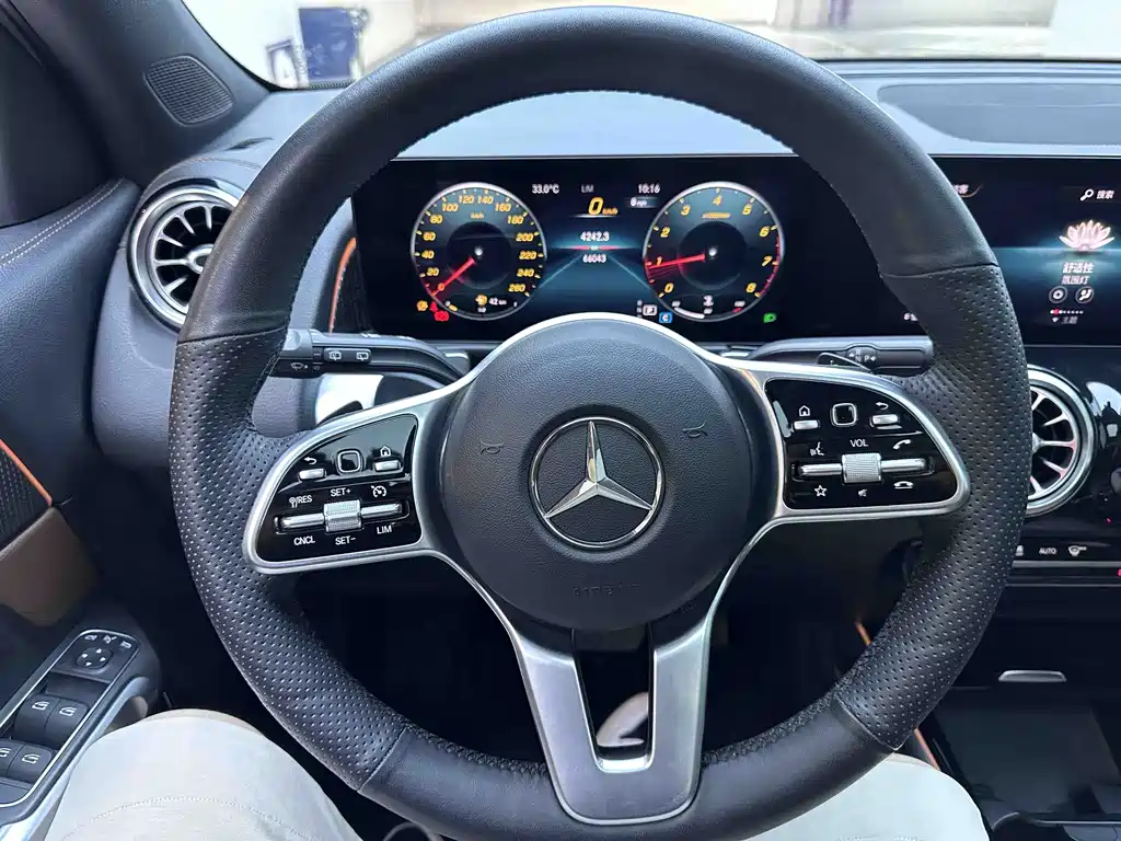 Mercedes-Benz GLB — фото 11