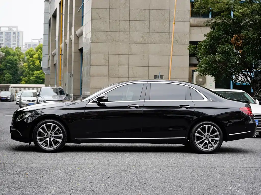 Mercedes-Benz E-Class — фото 3