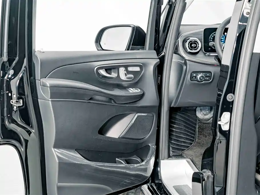 Mercedes-Benz V-Class — фото 17