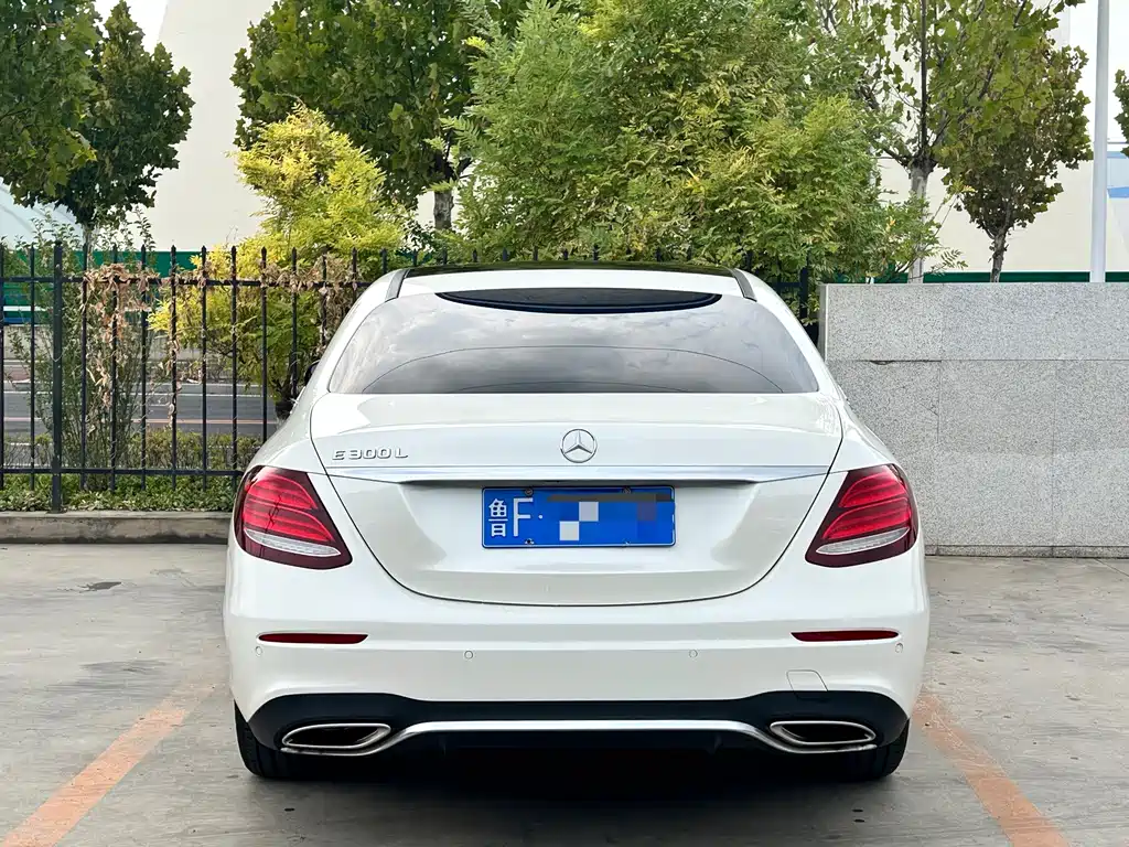 Mercedes-Benz E-Class — фото 11