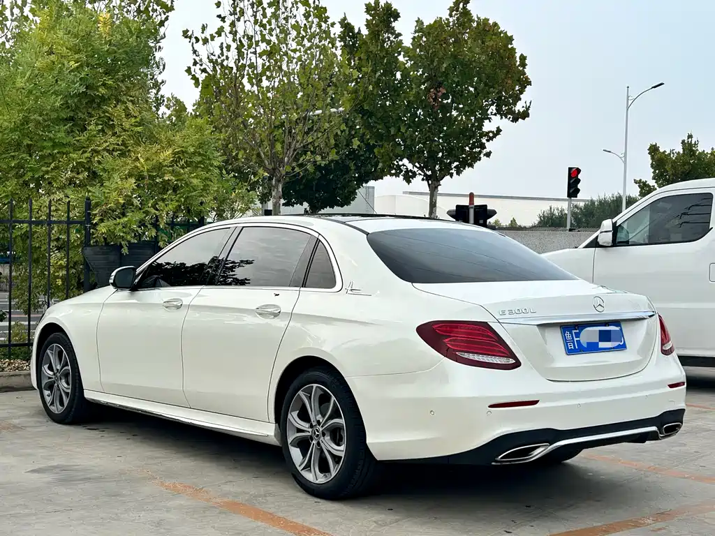 Mercedes-Benz E-Class — фото 10