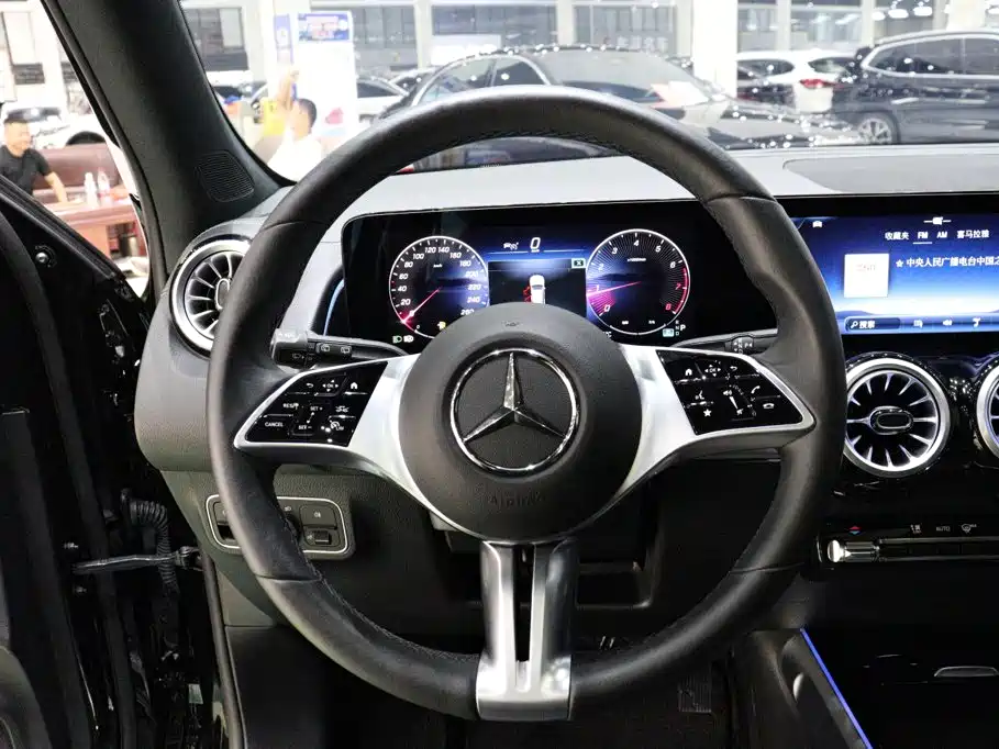 Mercedes-Benz GLB — фото 15