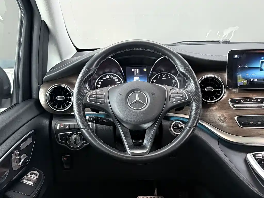 Mercedes-Benz V-Class — фото 15