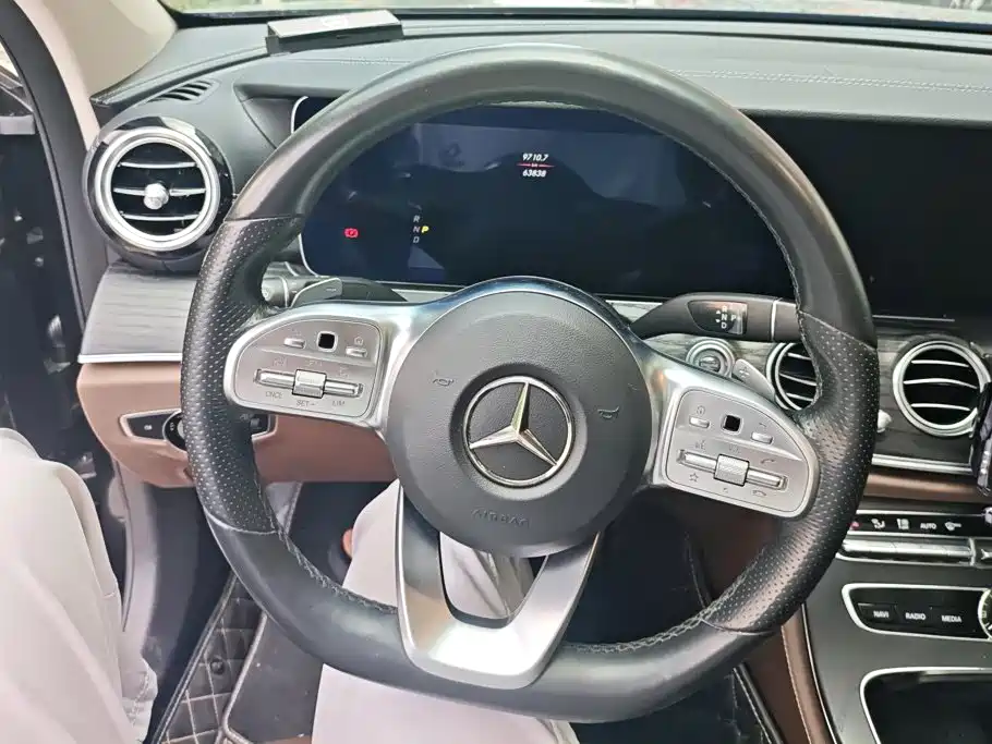 Mercedes-Benz E-Class — фото 15