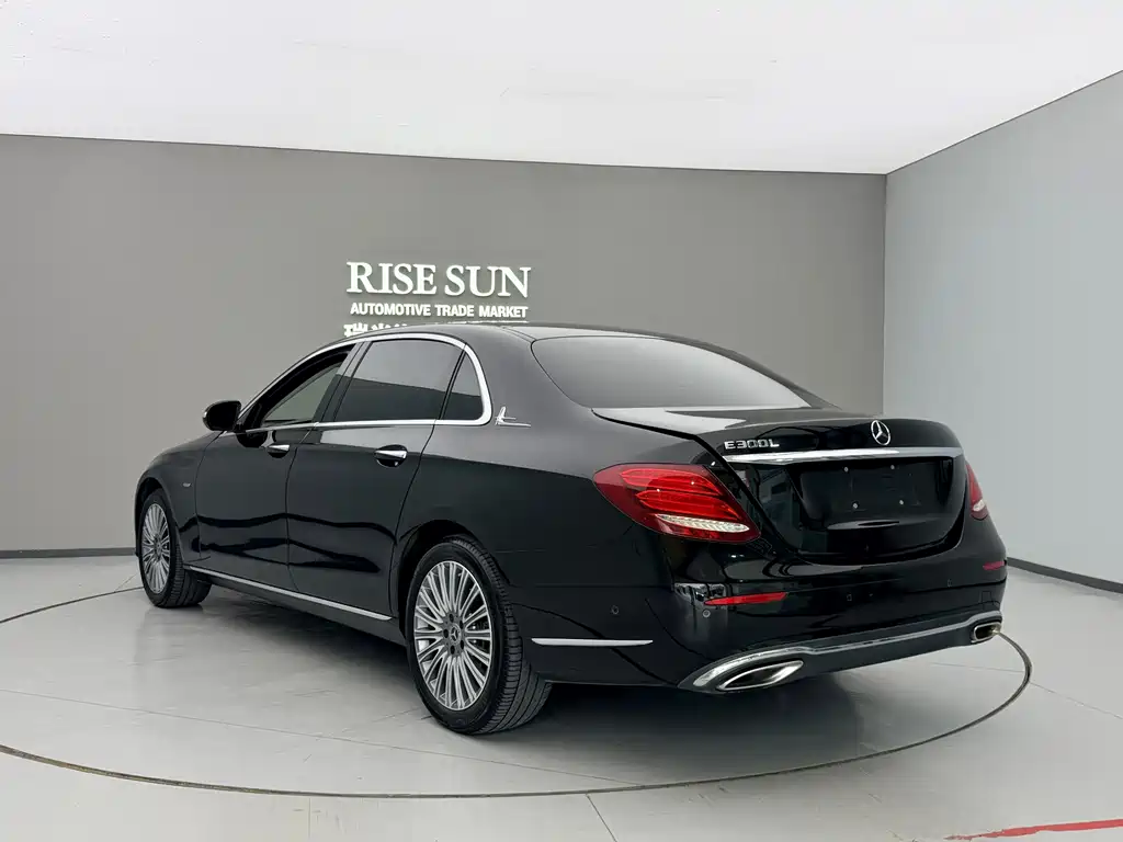 Mercedes-Benz E-Class — фото 11
