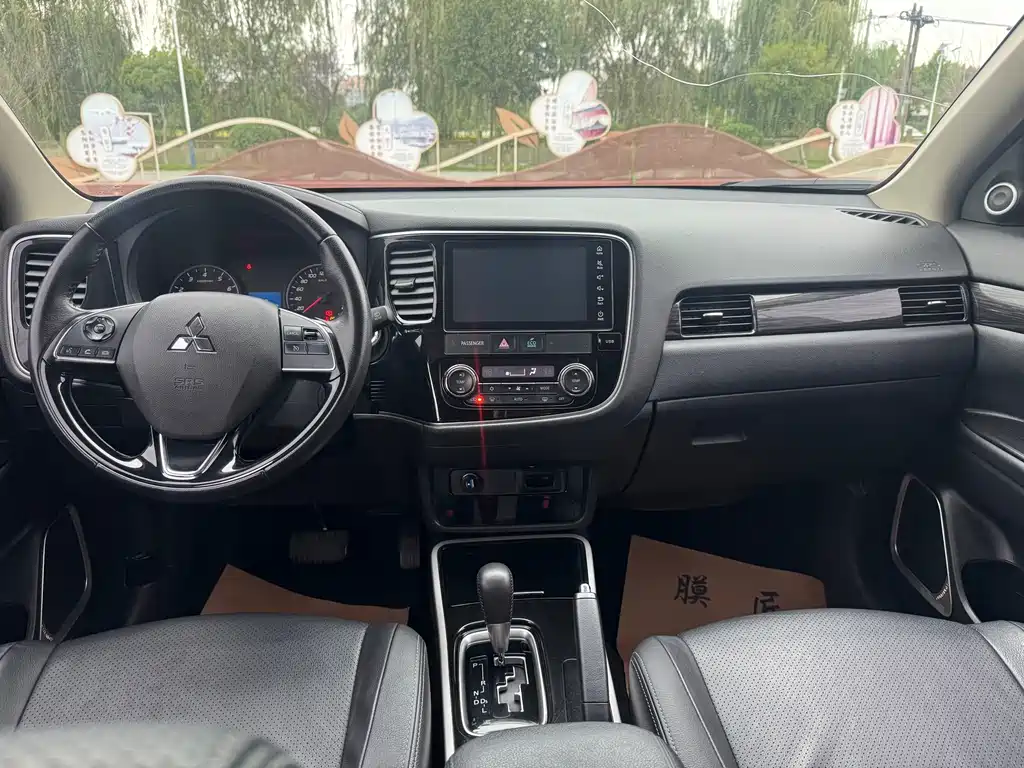 Mitsubishi Outlander — фото 15