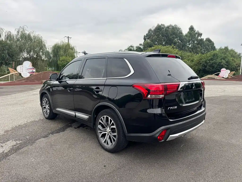 Mitsubishi Outlander — фото 5
