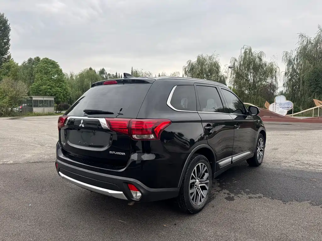Mitsubishi Outlander — фото 7