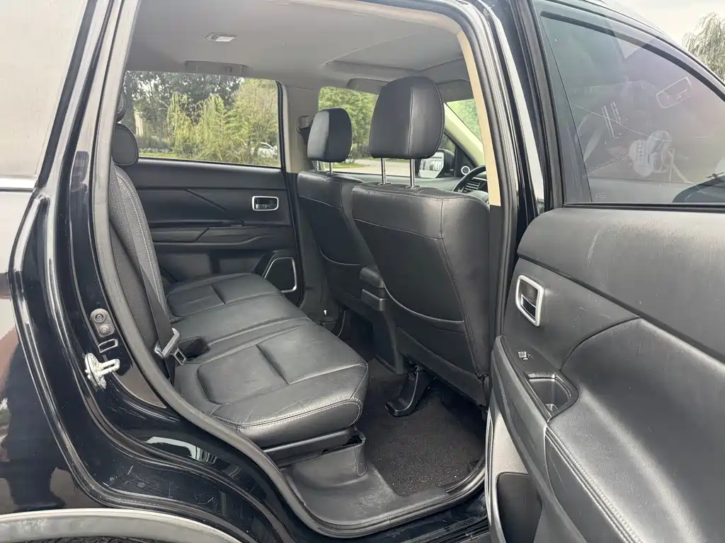 Mitsubishi Outlander — фото 10