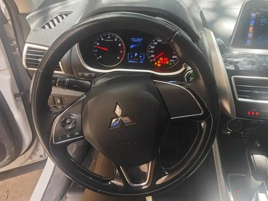 Mitsubishi Eclipse Cross — фото 15