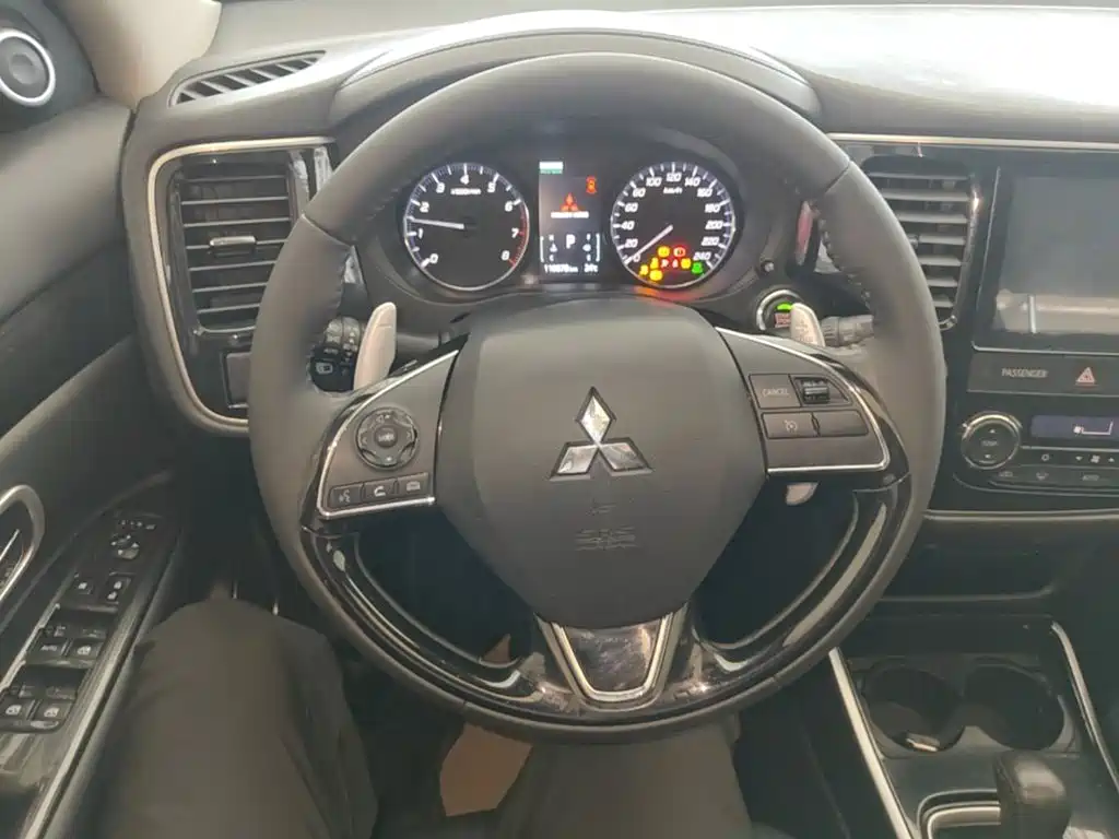 Mitsubishi Outlander — фото 11