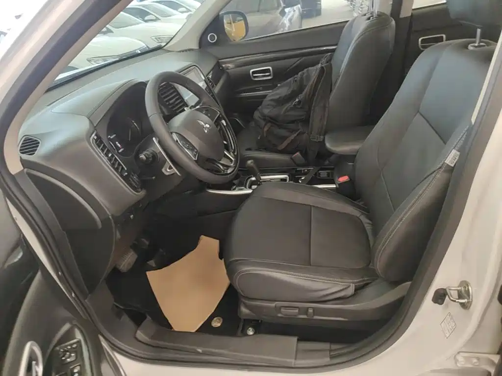 Mitsubishi Outlander — фото 15