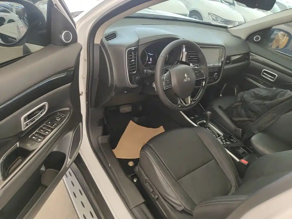 Mitsubishi Outlander — фото 16