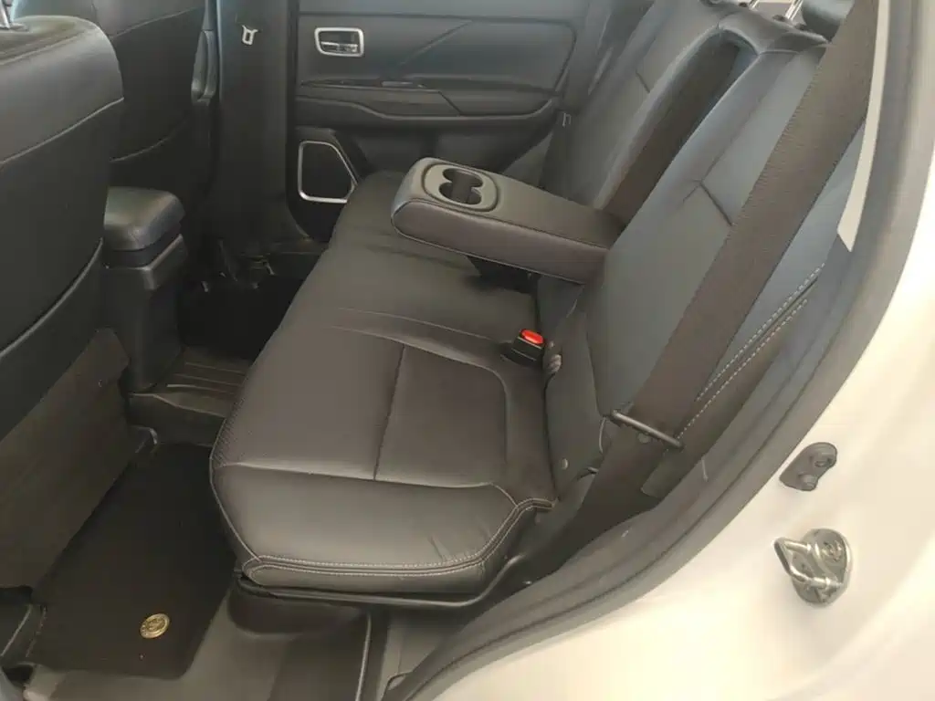 Mitsubishi Outlander — фото 17
