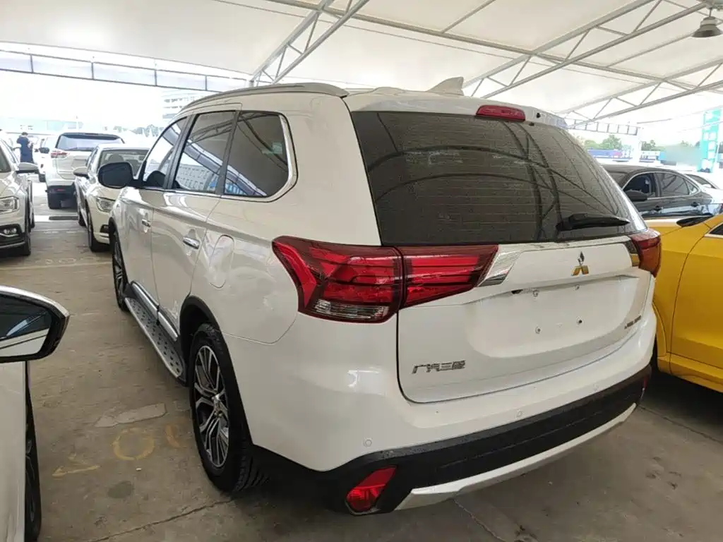 Mitsubishi Outlander — фото 5