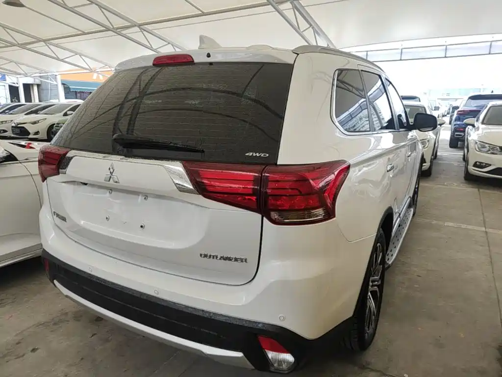 Mitsubishi Outlander — фото 7