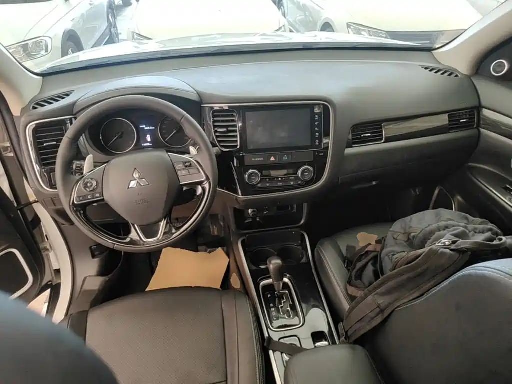 Mitsubishi Outlander — фото 10