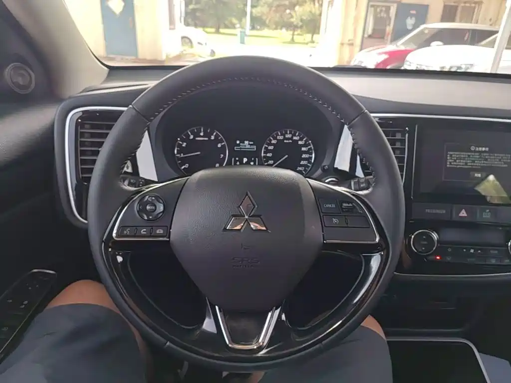 Mitsubishi Outlander — фото 11
