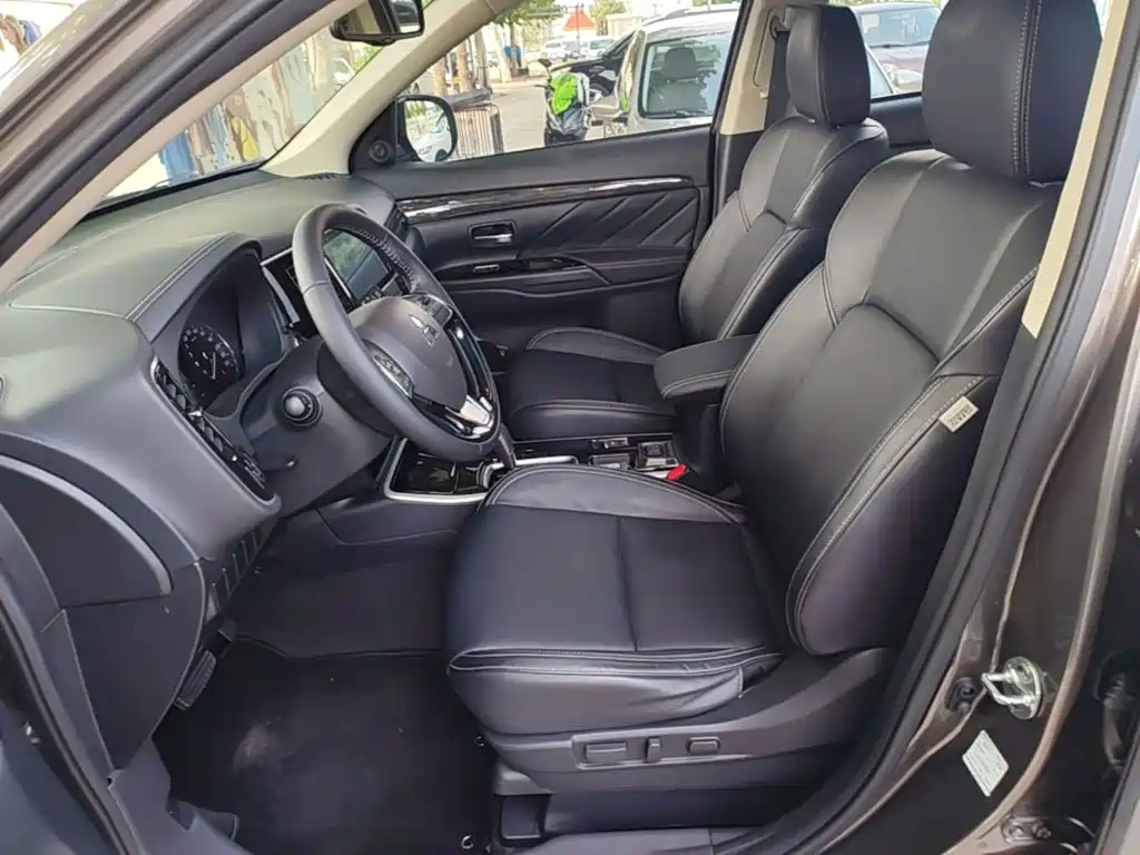 Mitsubishi Outlander — фото 15