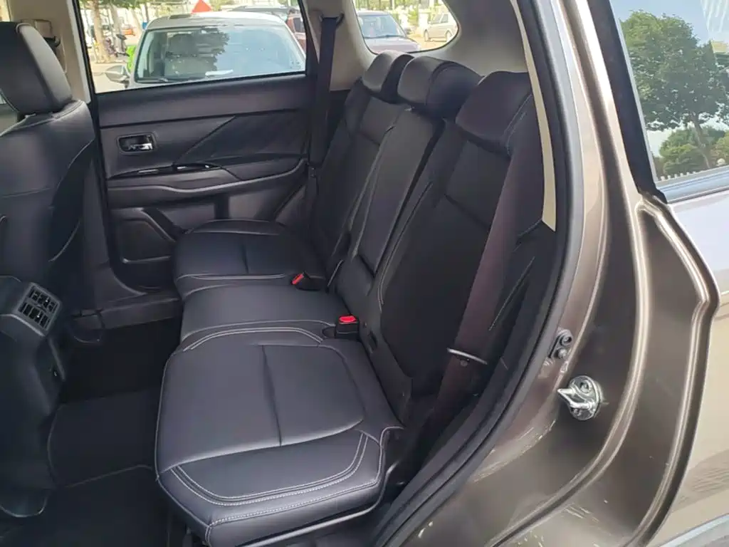 Mitsubishi Outlander — фото 17