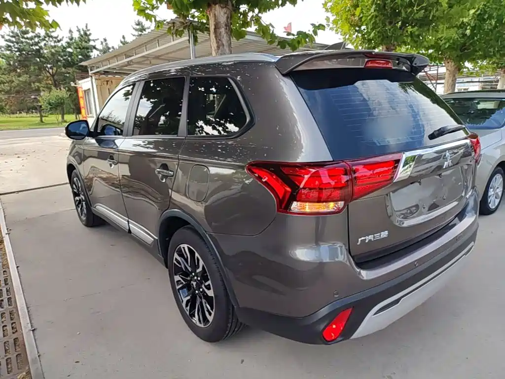 Mitsubishi Outlander — фото 5